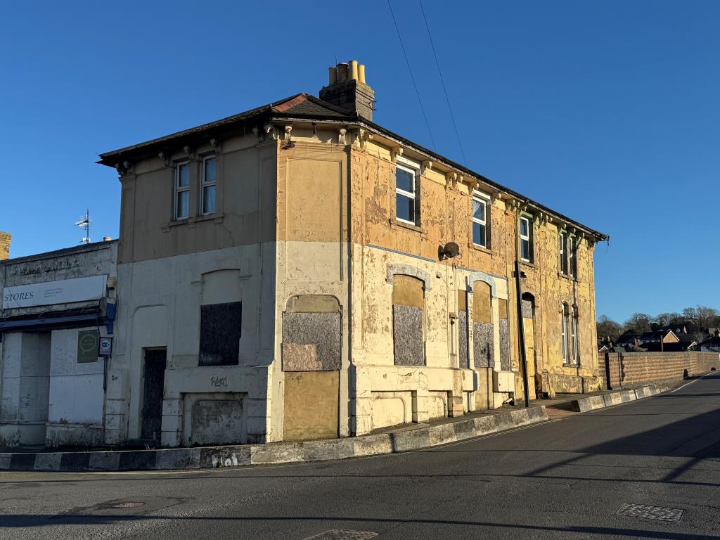Lot: 138 - FREEHOLD FORMER HOTEL NOW ARRANGED AS TWO LARGE MAISONETTES WITH POTENTIAL - A Front View of the building